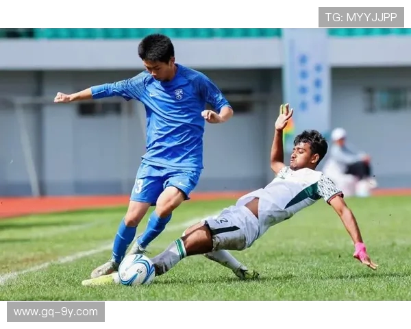围绕足球颠峰场地探索绿茵激情与竞技精神交织的荣耀瞬间